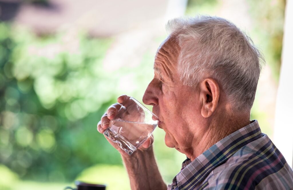 Vettä juova vanhus